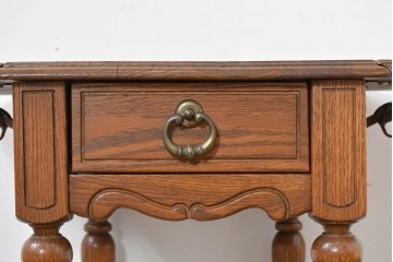 中古　アメリカ　A.A. Laun(A.A.ラウン)　オーク材　ターニングレッグが優雅なバタフライサイドテーブル　(R-088730)