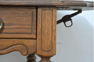 中古　アメリカ　A.A. Laun(A.A.ラウン)　オーク材　ターニングレッグが優雅なバタフライサイドテーブル　(R-088730)