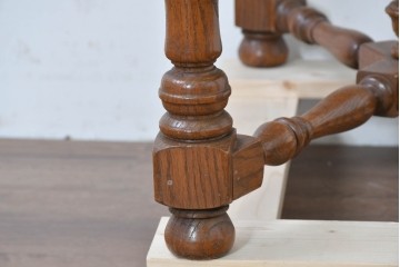 中古　アメリカ　A.A. Laun(A.A.ラウン)　オーク材　ターニングレッグが優雅なバタフライサイドテーブル　(R-088730)