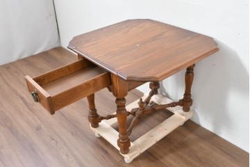 中古　アメリカ　A.A. Laun(A.A.ラウン)　オーク材　ターニングレッグが優雅なバタフライサイドテーブル　(R-088730)