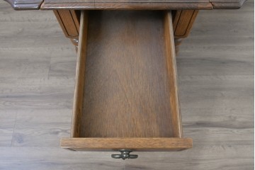 中古　アメリカ　A.A. Laun(A.A.ラウン)　オーク材　ターニングレッグが優雅なバタフライサイドテーブル　(R-088730)