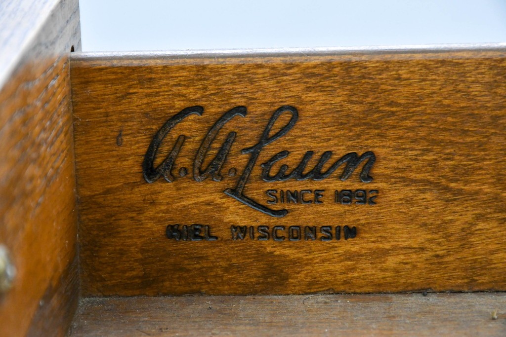 中古　アメリカ　A.A. Laun(A.A.ラウン)　オーク材　ターニングレッグが優雅なバタフライサイドテーブル　(R-088730)
