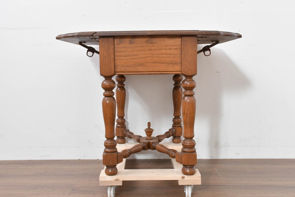 中古　アメリカ　A.A. Laun(A.A.ラウン)　オーク材　ターニングレッグが優雅なバタフライサイドテーブル　(R-088730)