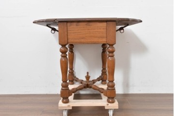 中古　アメリカ　A.A. Laun(A.A.ラウン)　オーク材　ターニングレッグが優雅なバタフライサイドテーブル　(R-088730)