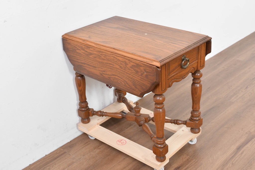中古　アメリカ　A.A. Laun(A.A.ラウン)　オーク材　ターニングレッグが優雅なバタフライサイドテーブル　(R-088730)