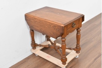 中古　アメリカ　A.A. Laun(A.A.ラウン)　オーク材　ターニングレッグが優雅なバタフライサイドテーブル　(R-088730)