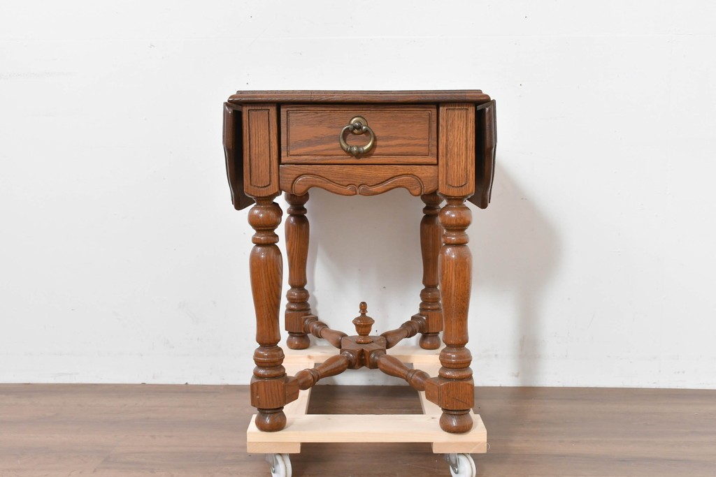 中古　アメリカ　A.A. Laun(A.A.ラウン)　オーク材　ターニングレッグが優雅なバタフライサイドテーブル　(R-088730)