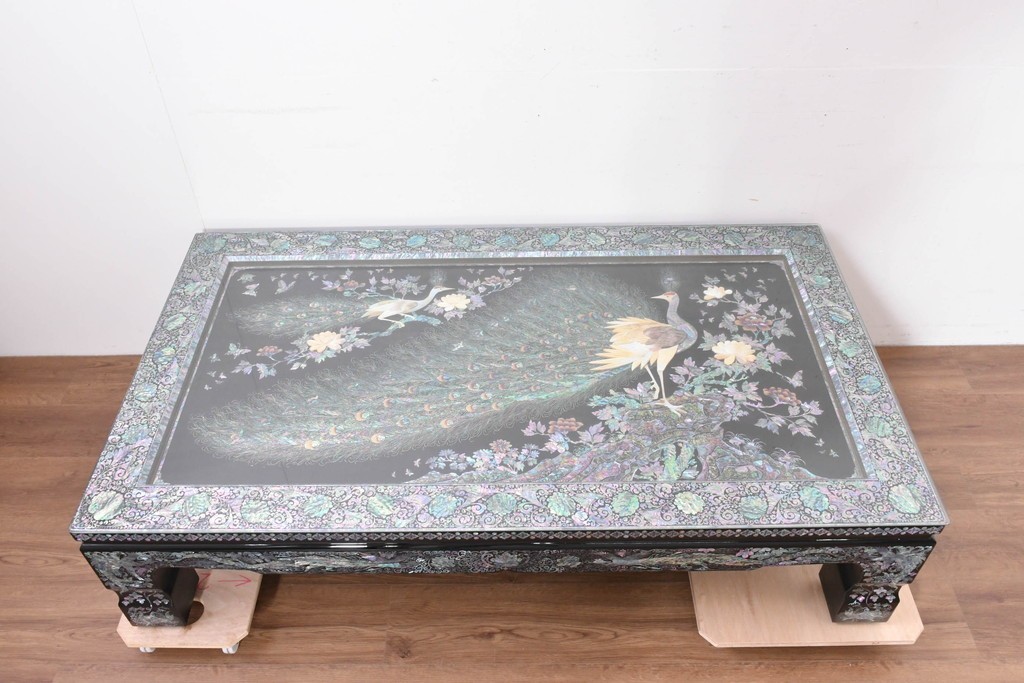 中古　超美品　もはや美術品!!　最高級工芸家具　吉正本と伝わる逸品　孔雀の螺鈿(ラデン)細工が美しい座卓　購入価格約1000万円　(R-088733)