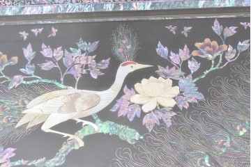 中古　超美品　もはや美術品!!　最高級工芸家具　吉正本と伝わる逸品　孔雀の螺鈿(ラデン)細工が美しい座卓　購入価格約1000万円　(R-088733)