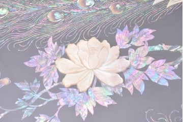 中古　超美品　もはや美術品!!　最高級工芸家具　吉正本と伝わる逸品　孔雀の螺鈿(ラデン)細工が美しい座卓　購入価格約1000万円　(R-088733)