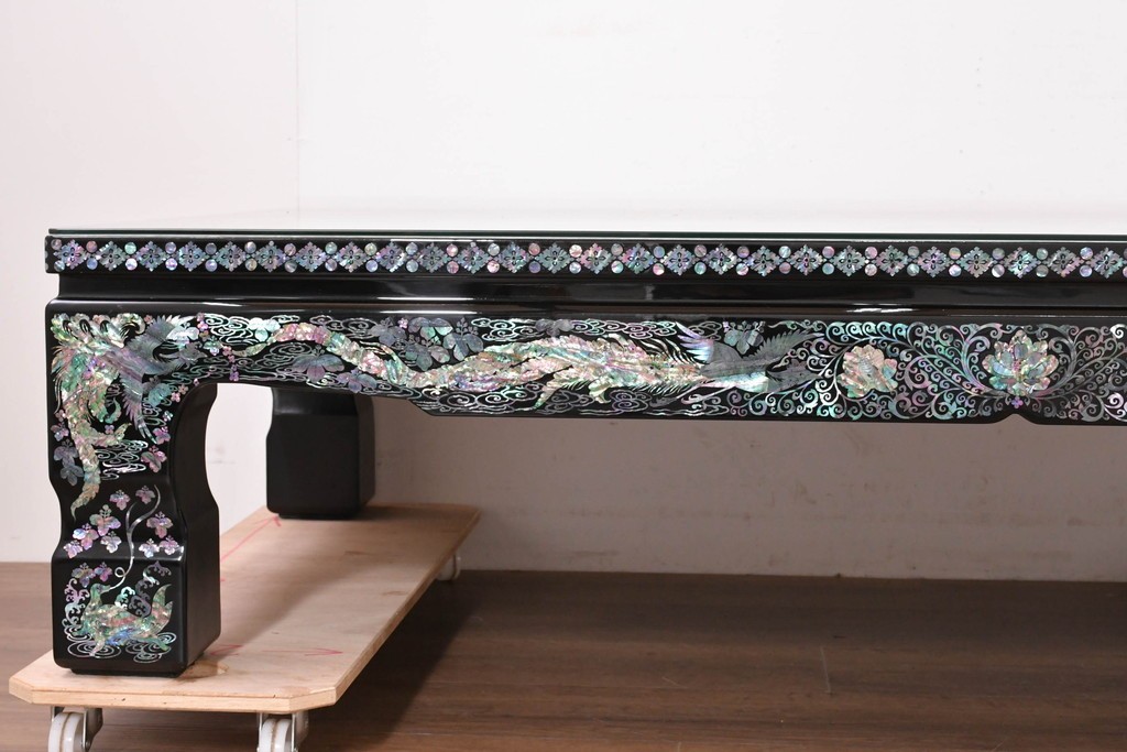 中古　超美品　もはや美術品!!　最高級工芸家具　吉正本と伝わる逸品　孔雀の螺鈿(ラデン)細工が美しい座卓　購入価格約1000万円　(R-088733)
