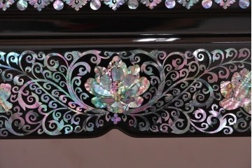 中古　超美品　もはや美術品!!　最高級工芸家具　吉正本と伝わる逸品　孔雀の螺鈿(ラデン)細工が美しい座卓　購入価格約1000万円　(R-088733)
