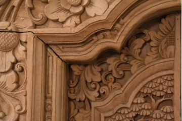 アジアンヴィンテージ建具　バリ島　伝統的な彫刻が施された枠付き窓1枚　(R-088738)