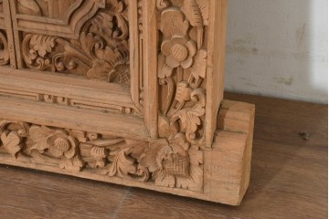 アジアンヴィンテージ建具　バリ島　伝統的な彫刻が施された枠付き窓1枚　(R-088738)
