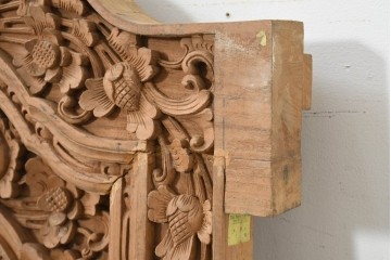 アジアンヴィンテージ建具　バリ島　伝統的な彫刻が施された枠付き窓1枚　(R-088740)