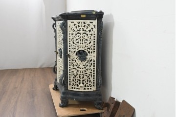 フランスアンティーク　繊細な透かし彫り鋳鉄が美しいマジョリカホーローストーブ　(R-088745)