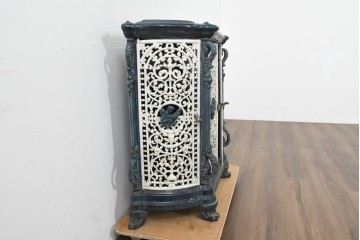 フランスアンティーク　繊細な透かし彫り鋳鉄が美しいマジョリカホーローストーブ　(R-088745)