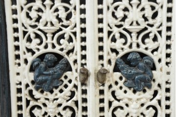 フランスアンティーク　繊細な透かし彫り鋳鉄が美しいマジョリカホーローストーブ　(R-088745)