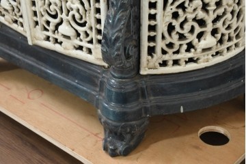 フランスアンティーク　繊細な透かし彫り鋳鉄が美しいマジョリカホーローストーブ　(R-088745)