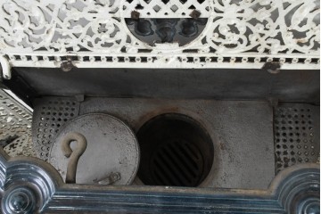 フランスアンティーク　繊細な透かし彫り鋳鉄が美しいマジョリカホーローストーブ　(R-088745)