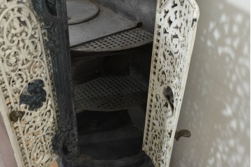 フランスアンティーク　繊細な透かし彫り鋳鉄が美しいマジョリカホーローストーブ　(R-088745)
