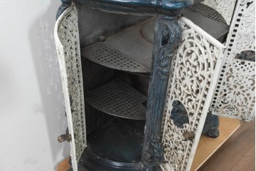 フランスアンティーク　繊細な透かし彫り鋳鉄が美しいマジョリカホーローストーブ　(R-088745)