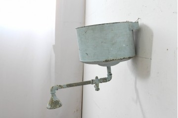 フランスヴィンテージ　壁掛け式　長い時を経た風合いが魅力の手洗い器・ウォータータンク　※ディスプレイ用　(R-088746)