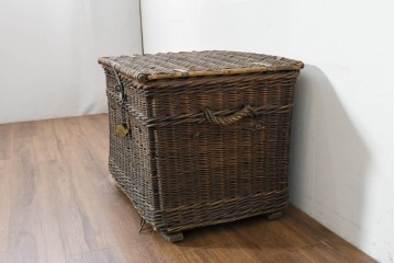 イギリスアンティーク　丁寧な編み込みが魅力の大型のウィッカートランク　※多少の歪みあり　(R-088747)