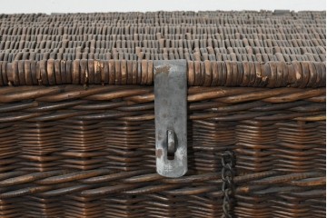 イギリスアンティーク　丁寧な編み込みが魅力の大型のウィッカートランク　※多少の歪みあり　(R-088747)