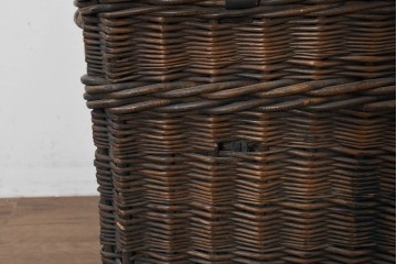 イギリスアンティーク　丁寧な編み込みが魅力の大型のウィッカートランク　※多少の歪みあり　(R-088747)