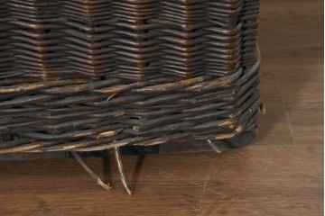 イギリスアンティーク　丁寧な編み込みが魅力の大型のウィッカートランク　※多少の歪みあり　(R-088747)