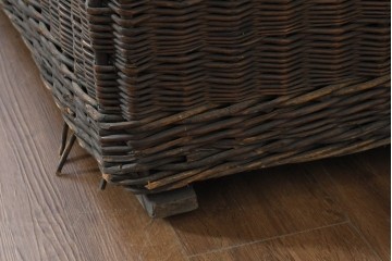 イギリスアンティーク　丁寧な編み込みが魅力の大型のウィッカートランク　※多少の歪みあり　(R-088747)