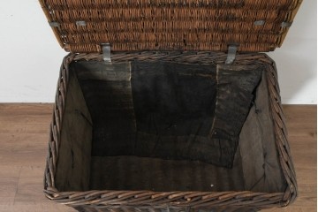 イギリスアンティーク　丁寧な編み込みが魅力の大型のウィッカートランク　※多少の歪みあり　(R-088747)
