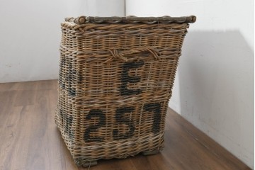 【簡易リペア限定品】　イギリスアンティーク　風合い豊かな蓋付き大型収納かご　※歪みあり　(R-088749)