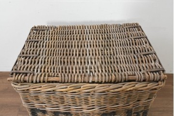 【簡易リペア限定品】　イギリスアンティーク　風合い豊かな蓋付き大型収納かご　※歪みあり　(R-088749)