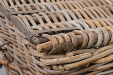 【簡易リペア限定品】　イギリスアンティーク　風合い豊かな蓋付き大型収納かご　※歪みあり　(R-088749)