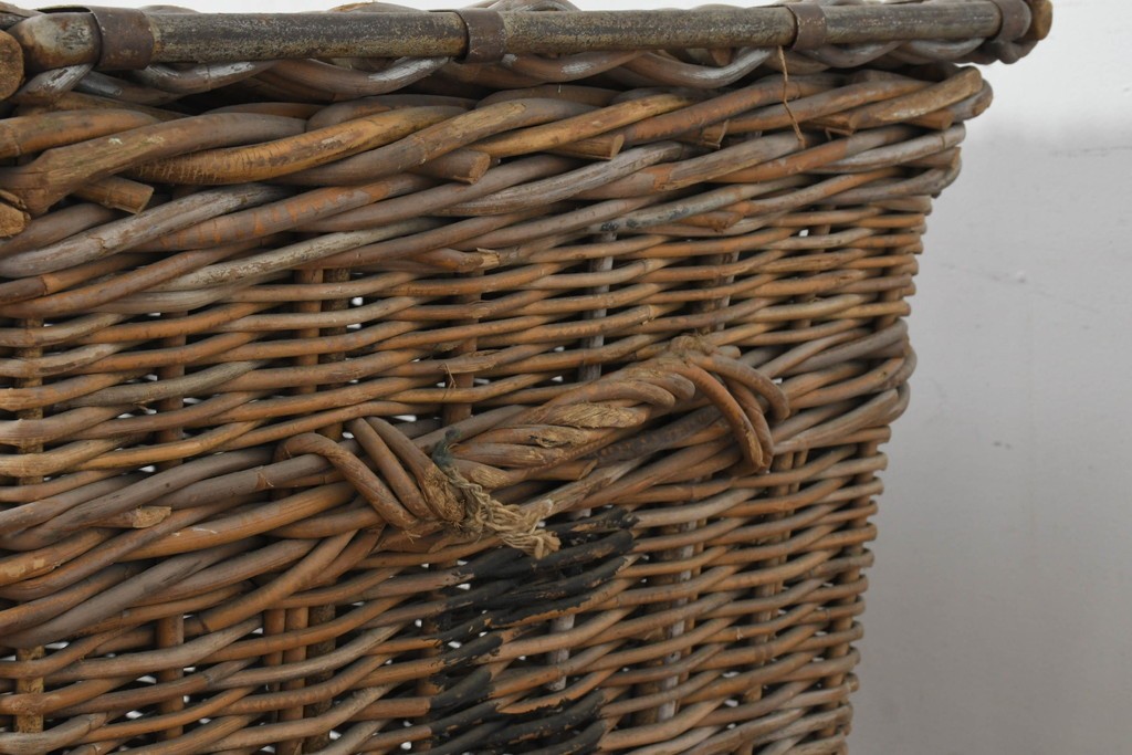 【簡易リペア限定品】　イギリスアンティーク　風合い豊かな蓋付き大型収納かご　※歪みあり　(R-088749)