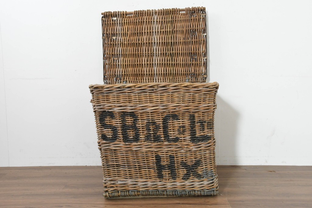 【簡易リペア限定品】　イギリスアンティーク　風合い豊かな蓋付き大型収納かご　※歪みあり　(R-088749)