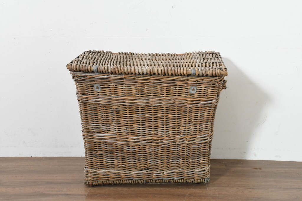 【簡易リペア限定品】　イギリスアンティーク　風合い豊かな蓋付き大型収納かご　※歪みあり　(R-088749)