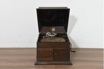 【簡易リペア限定品】　イギリスアンティーク　C. H. Gilbert & Co. Ltd.　Geisha　ノスタルジックな蓄音機　(R-088750)