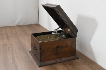 【簡易リペア限定品】　イギリスアンティーク　C. H. Gilbert & Co. Ltd.　Geisha　ノスタルジックな蓄音機　(R-088750)