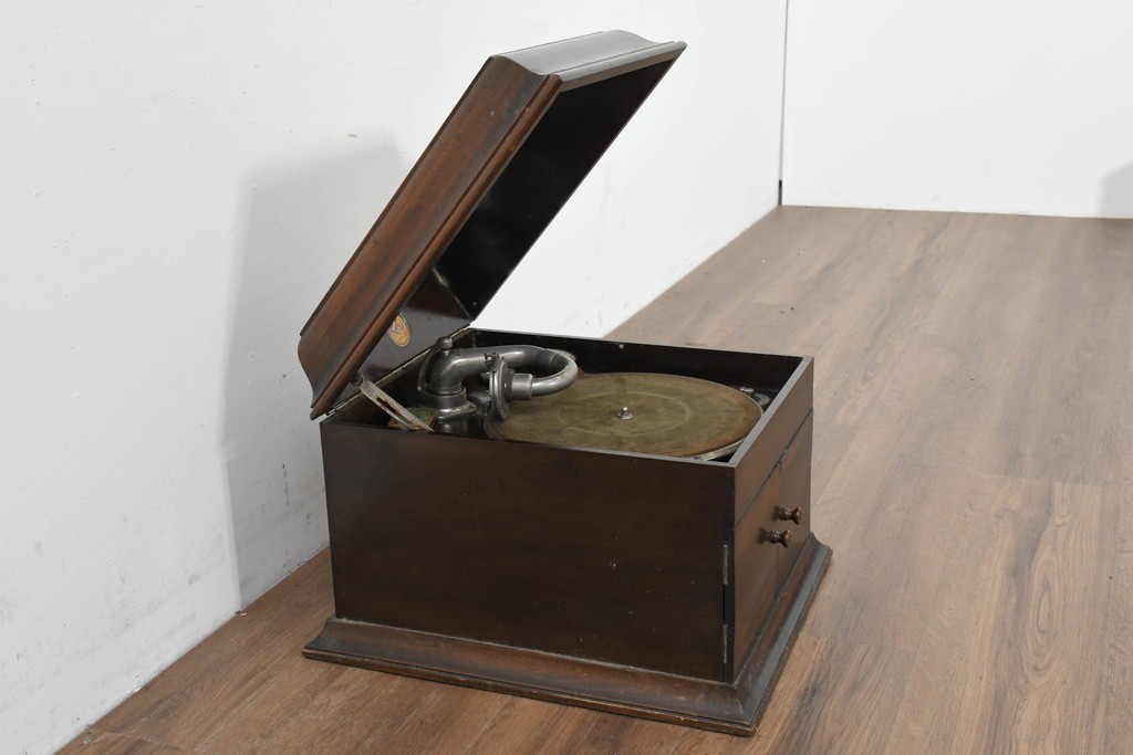 【簡易リペア限定品】　イギリスアンティーク　C. H. Gilbert & Co. Ltd.　Geisha　ノスタルジックな蓄音機　(R-088750)