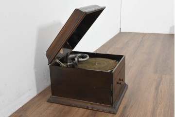 【簡易リペア限定品】　イギリスアンティーク　C. H. Gilbert & Co. Ltd.　Geisha　ノスタルジックな蓄音機　(R-088750)