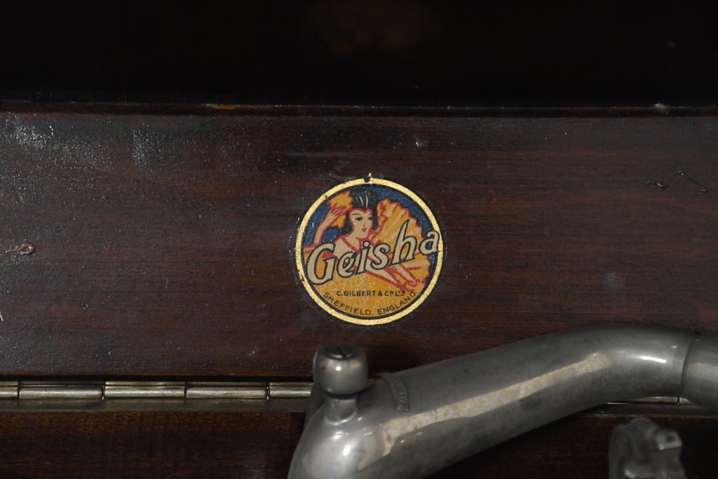 【簡易リペア限定品】　イギリスアンティーク　C. H. Gilbert & Co. Ltd.　Geisha　ノスタルジックな蓄音機　(R-088750)