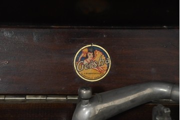 【簡易リペア限定品】　イギリスアンティーク　C. H. Gilbert & Co. Ltd.　Geisha　ノスタルジックな蓄音機　(R-088750)