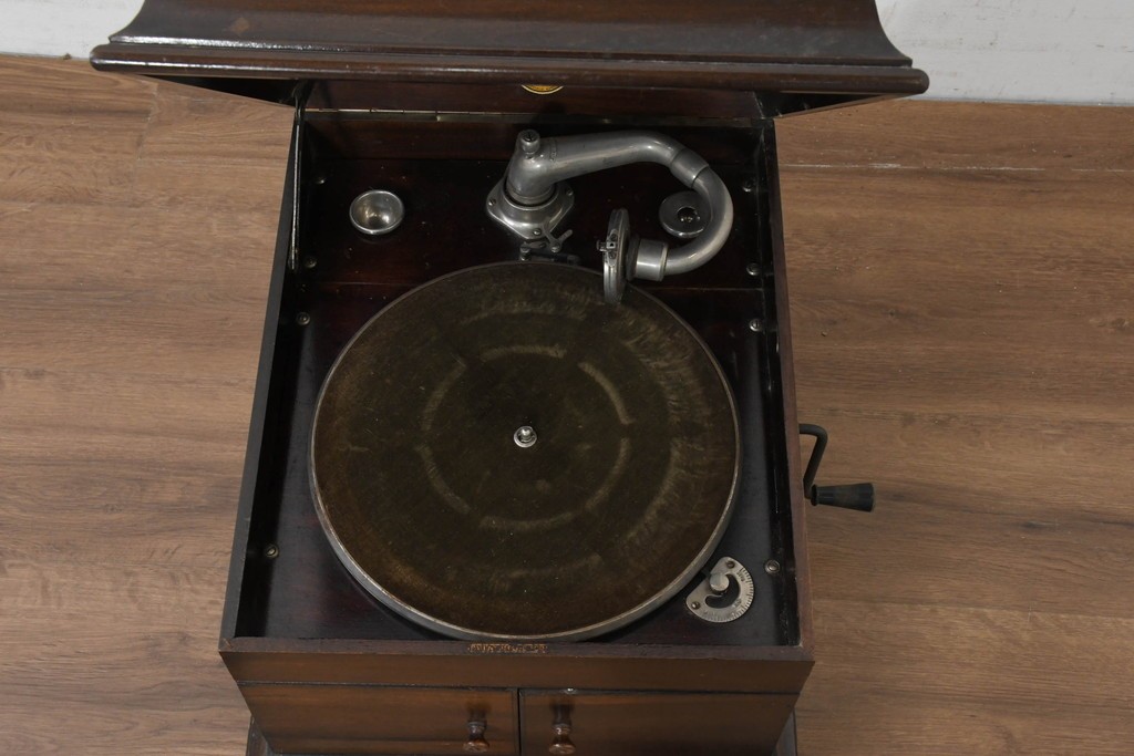 【簡易リペア限定品】　イギリスアンティーク　C. H. Gilbert & Co. Ltd.　Geisha　ノスタルジックな蓄音機　(R-088750)