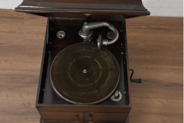 【簡易リペア限定品】　イギリスアンティーク　C. H. Gilbert & Co. Ltd.　Geisha　ノスタルジックな蓄音機　(R-088750)