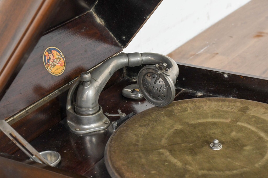 【簡易リペア限定品】　イギリスアンティーク　C. H. Gilbert & Co. Ltd.　Geisha　ノスタルジックな蓄音機　(R-088750)