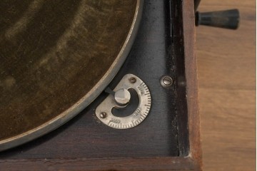 【簡易リペア限定品】　イギリスアンティーク　C. H. Gilbert & Co. Ltd.　Geisha　ノスタルジックな蓄音機　(R-088750)