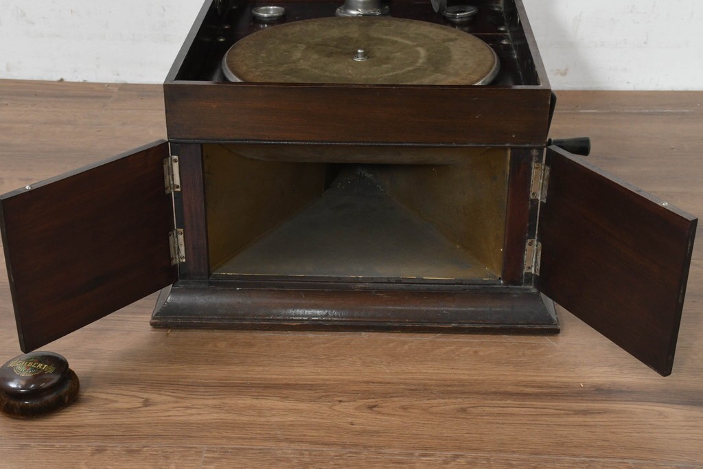 【簡易リペア限定品】　イギリスアンティーク　C. H. Gilbert & Co. Ltd.　Geisha　ノスタルジックな蓄音機　(R-088750)